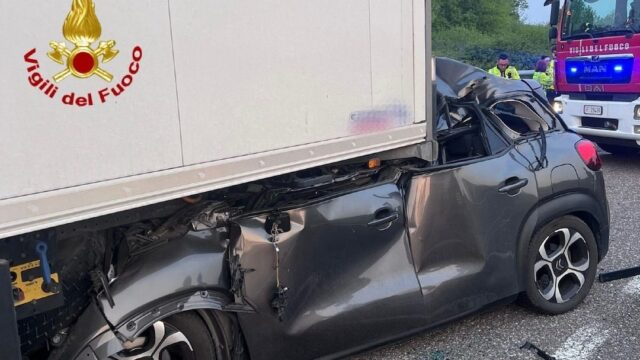 Auto si schianta contro un tir in sosta sulla tangenziale ovest: morto il 66enne Armando Perotti
