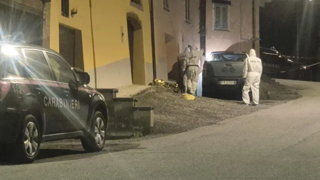 Una donna di 53 anni uccisa a coltellate in strada, fermato l’ex