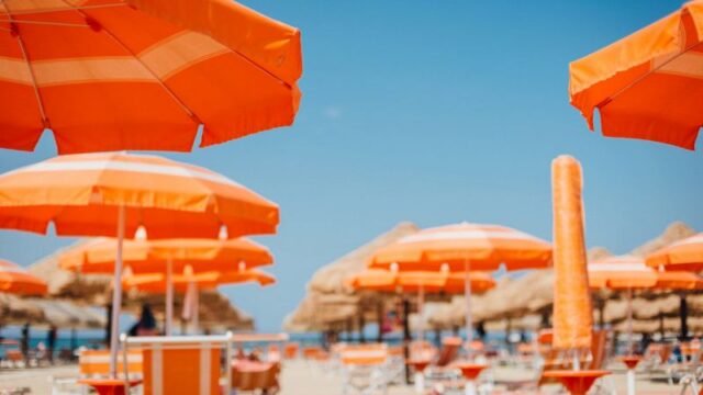 Tolto l’ombrellone a una coppia ottantenne dopo 46 anni, “Preferiscono giovani che spendono al bar”