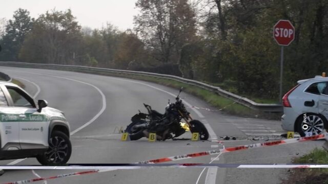 Tragico schianto sulla provinciale: motociclista di 28 anni muore dopo essere finito in un fosso