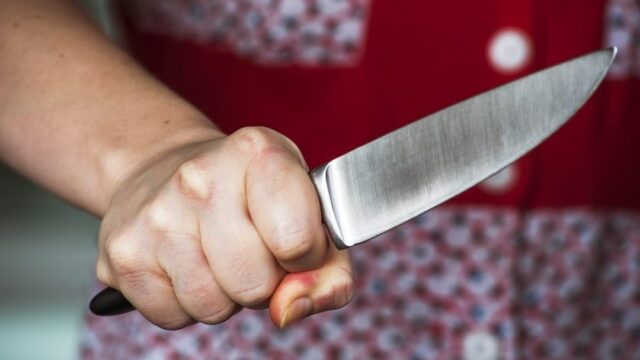 Accoltella il fratello nel sonno e sfiora la carotide: arrestata una 74enne