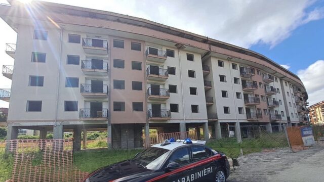 Due donne trovate morte in un cantiere: si indaga per duplice omicidio, arrestato un uomo