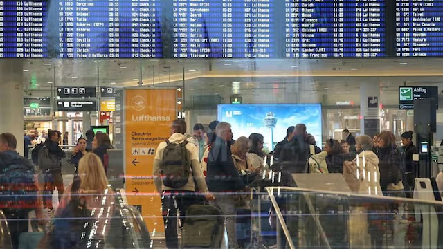Voli sospesi all’aeroporto di Monaco dopo l’avvistamento di un drone: chiuse le piste