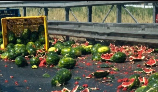 Campania, angurie rovesciate sull’autostrada: automobili si fermano per rubarle, traffico in tilt