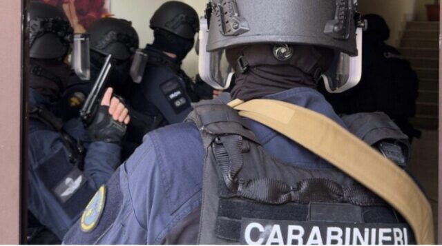 Li attiravano con una scusa, poi torture, minacce e violenze per recuperare un milione sparito nel nulla