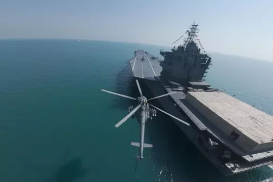 Iran, nave da guerra USA colpita con due missili a Hormuz: “Ignorato l’avvertimento della Marina”