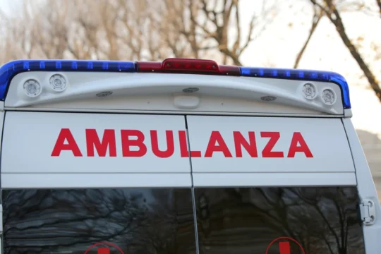 Precipita dal balcone durante la gita scolastica: studente pugliese ricoverato in condizioni critiche