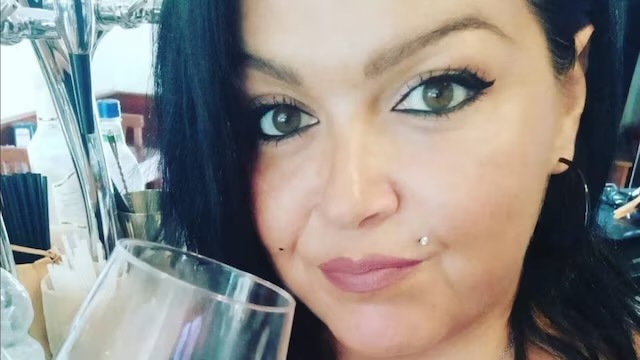 Tragica scoperta in casa, la 45enne Barbara trovata morta dalla figlia piccola: era andata a svegliarla