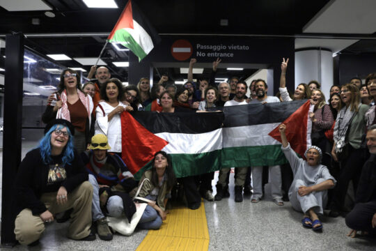 Rientrati a Roma gli attivisti italiani della Flotilla, rilasciati da Israele: “Abbiamo subito botte e abusi sessuali”