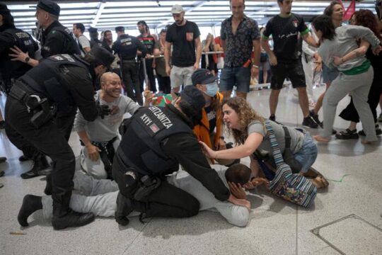 Flotilla, tensione tra la polizia e gli attivisti durante il rientro a Bilbao: quattro arresti
