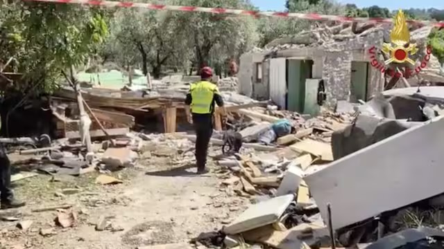 Villetta crolla a seguito di un’esplosione: disperso il proprietario, si cerca tra le macerie