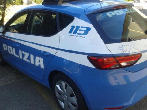 Sequestrata e abusata per 3 giorni in uno stabile abbandonato: cinque arresti per violenza sessuale di gruppo