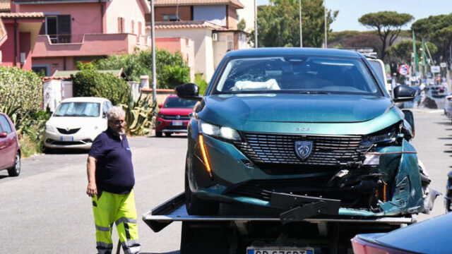 Auto in fuga dalla polizia travolge due ragazze minorenni: arrestati due giovani pirati della strada
