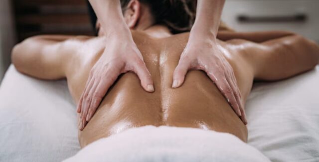 Massaggiatore 77enne indagato per violenza sessuale su una cliente durante una seduta shiatsu