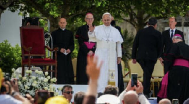 Il Papa ad Acerra, la via crucis del dolore: «Niente può cancellare la bellezza di questa terra»