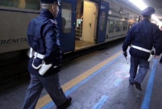 Accoltellato in stazione durante una rissa: morto un ragazzo di 22 anni