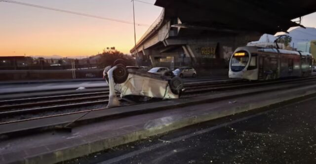 Guida ubriaco, perde il controllo dell’auto e si ribalta sui binari del tram
