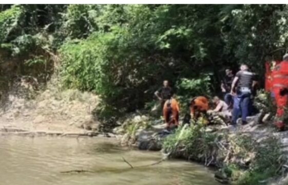 Si tuffa nel torrente con gli amici e non riemerge: 14enne trovato morto dopo ore di ricerche