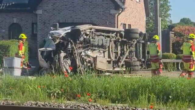 Scuolabus travolto da un treno al passaggio a livello: morti due studenti e due adulti
