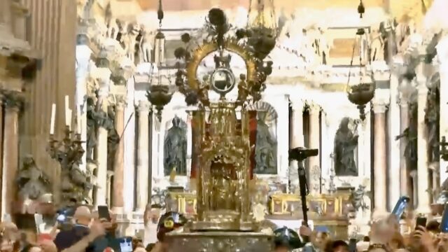 San Gennaro, ritorno storico dopo mezzo secolo: i Vigili del fuoco riportano in processione le reliquie