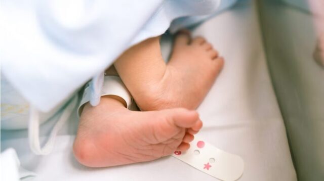 Tragedia improvvisa: neonato trovato senza vita nella culla