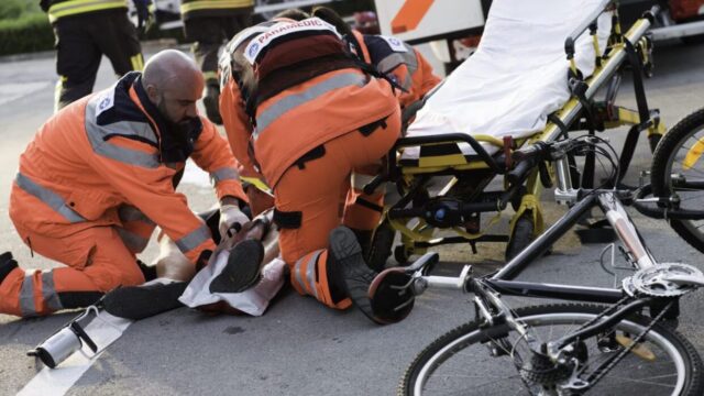 Invade la corsia opposta e travolge un ciclista: arrestato per omicidio stradale