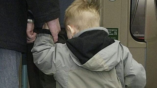 Tenta di portare via un bambino dal supermercato: panico tra i clienti e intervento della polizia
