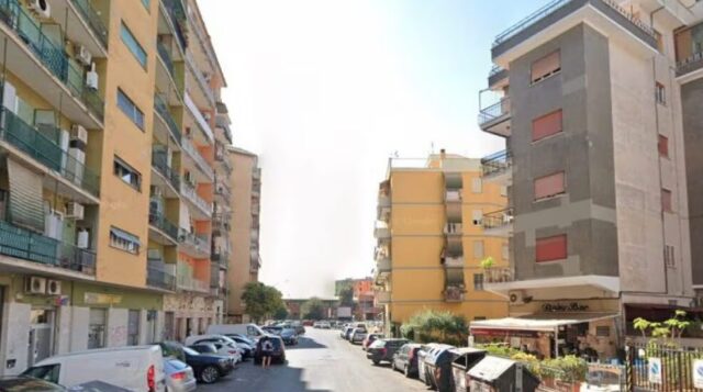 Lite in casa finisce nel sangue: donna accoltella il coinquilino dopo una discussione
