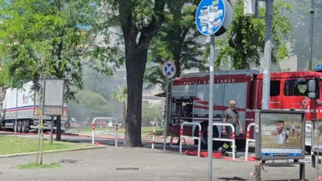 Camion avvolto dalle fiamme in pieno giorno: nube nera visibile in tutta la città