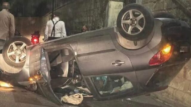 Auto si ribalta nella notte dopo lo schianto: traffico paralizzato e due feriti
