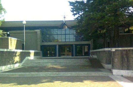 Chiesa devastata e simboli sacri profanati: in quattro in fuga