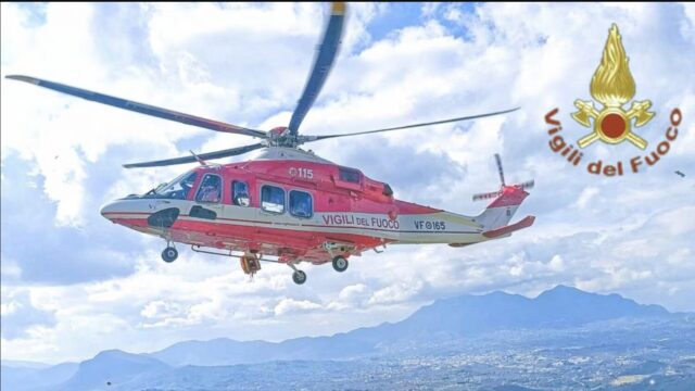 Cade dal belvedere e precipita sugli scogli: morto un uomo di 35 anni