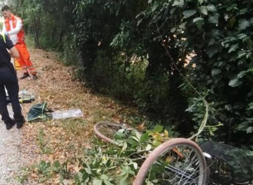Perde il controllo della bici e si schianta contro un albero: 34enne trovato morto sulla strada