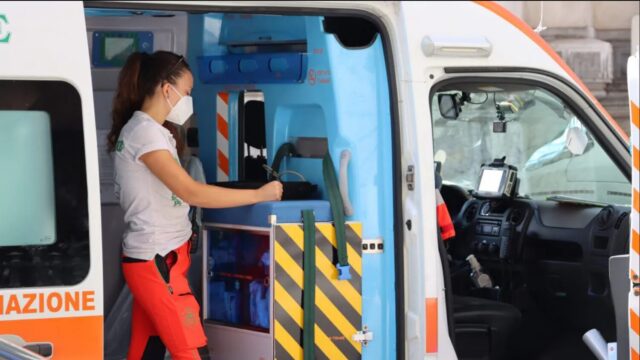 Tragedia domestica nella notte: donna uccisa in casa, arrestato il marito