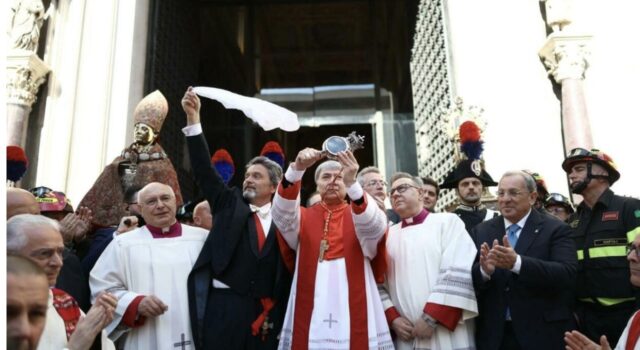 Sciolto il sangue di San Gennaro: il miracolo si ripete durante la storica processione