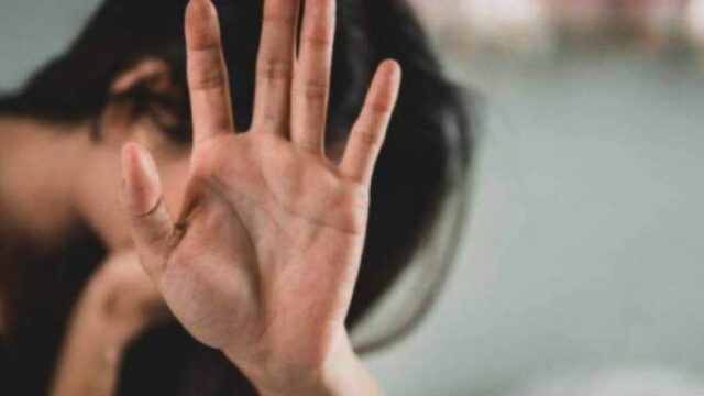 Aggressione nella notte fuori da un bar: donna ferita con una coltellata al collo