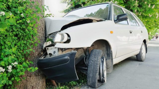 Sbandano nella notte e si schiantano contro un albero: due studentesse perdono la vita, terza in condizioni critiche