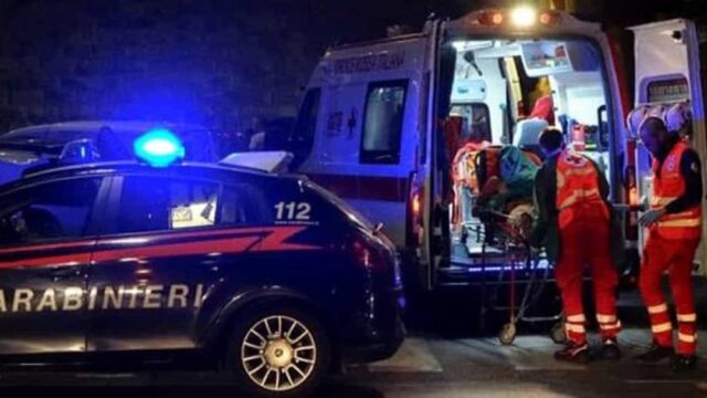 Auto vola nel burrone nella notte: muore una giovane donna, due feriti