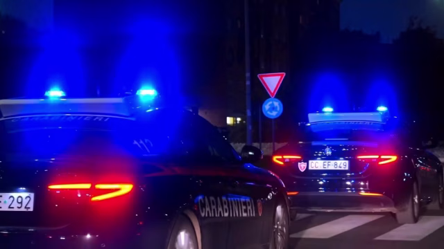 Tentata rapina, esplosi due colpi di pistola contro un’auto