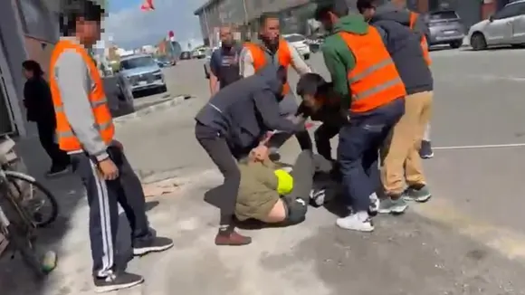 Protesta per gli stipendi finisce nel sangue: sindacalista aggredito davanti alla fabbrica