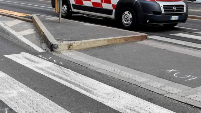 Schianto nella notte tra due auto: muore un uomo di 35 anni