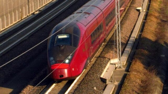 Treno bloccato, centinaia di passeggeri sotto il sole per 3 ore senza aria condizionata