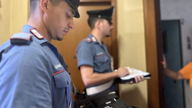 Clonavano le voci dei familiari con l’IA: smantellata rete di truffatori, bottino vicino al milione di euro
