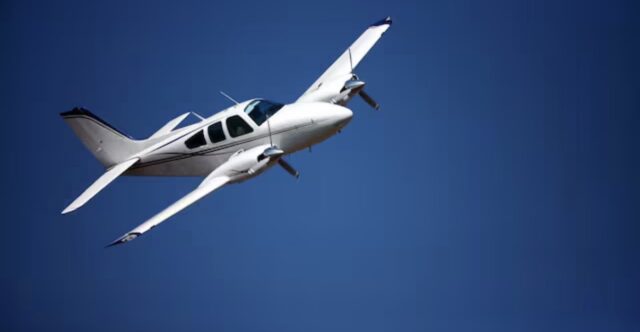 Aereo precipita poco dopo il decollo: undici morti nello schianto, tra le vittime pilota e paracadutisti