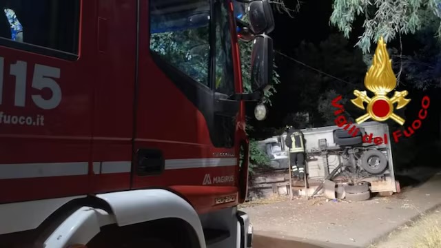 Furgone esce di strada e si schianta contro gli alberi: morto un operaio di 26 anni