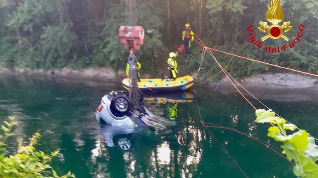 Auto con nove giovani finisce nel canale Villoresi, tre vittime