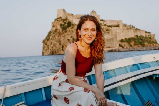APPLAUSI E SALA GREMITA AL CASTELLO ARAGONESE:  ISABELLA RAGONESE PREMIATA A SORPRESA ALL’APERTURA DELL’ISCHIA FILM FESTIVAL