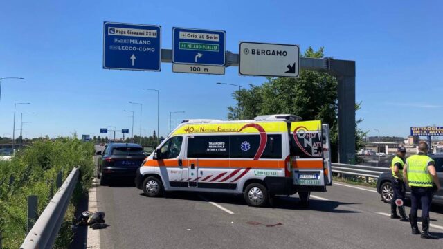 Cade dalla moto dopo un calcio ad un suv: perde la vita un giovane 21enne
