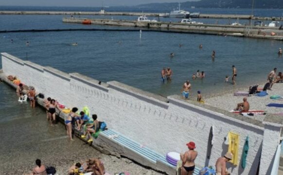 Lido divide donne e uomini con un muro: una famiglia non rispetta la regola, “mandati via”