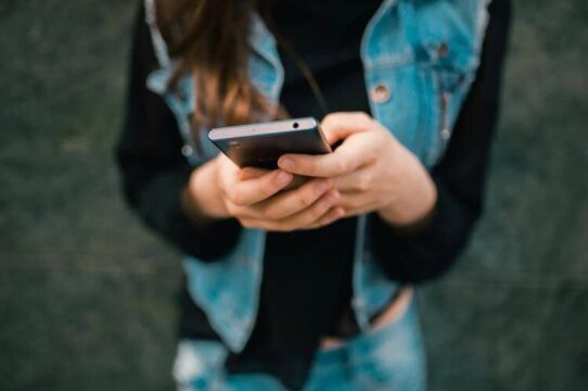 Divieto totale dei social per gli under 16 in Uk, l’annuncio del premier Starmer: “Rendono infelici i bambini”